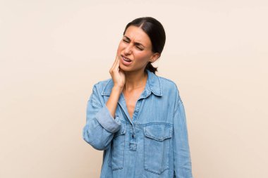 Diş ağrısı ile izole arka plan üzerinde genç kadın