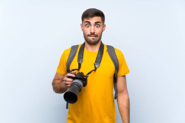 Genç fotoğrafçının şüpheleri var ve kafası karışmış bir yüz ifadesi var.