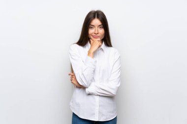 Genç kadın üzerinde izole beyaz arka plan gülüyor