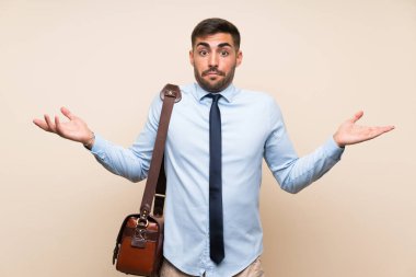 Sakallı ve soyutlanmış bir geçmişi olan genç bir iş.