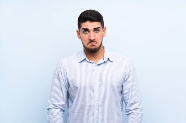 Kafkas yakışıklı adam soyutlanmış mavi arka plan üzgün