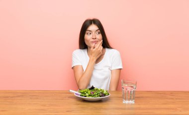 Salatalı genç bir kadın bir fikir düşünüyor.