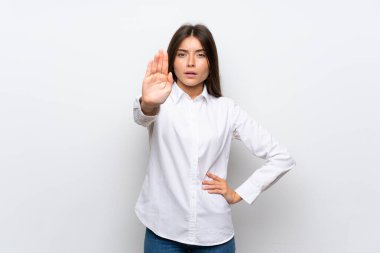 Genç kadın üzerinde izole beyaz arka plan yapma stop jest ile onun el