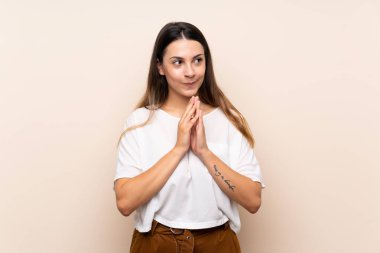 Genç esmer kadın, izole edilmiş arka planda bir şeyler planlıyor.