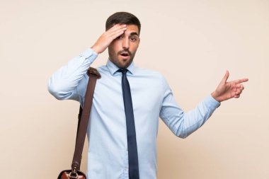 Sakallı genç bir iş geçmişi var. Şaşırmış ve parmağıyla işaret ediyor.