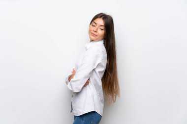 Genç kadın üzerinde izole beyaz arka plan gülüyor