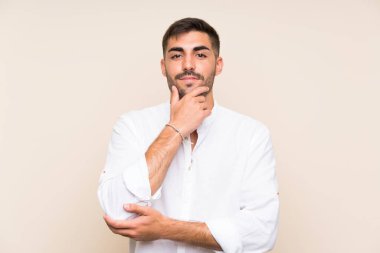 Izole arka plan gülen üzerinde sakallı yakışıklı adam