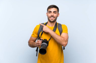 Genç fotoğrafçı parmağıyla kenarı gösteriyor.