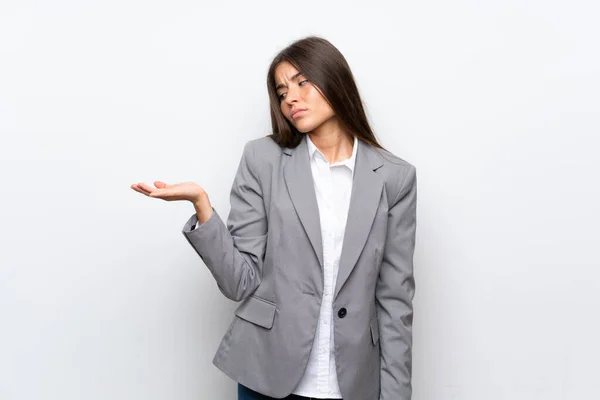 Joven Mujer Negocios Sobre Fondo Blanco Aislado Sosteniendo Copyspace Con —  Fotos de Stock