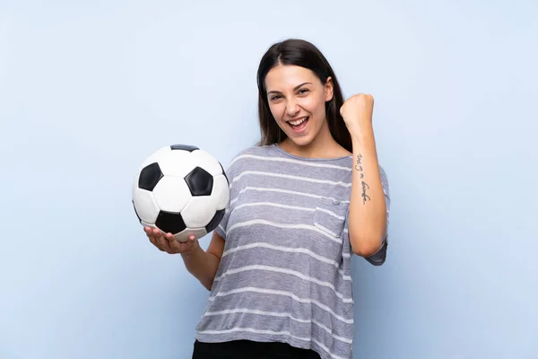Jovem Morena Sobre Fundo Azul Isolado Segurando Uma Bola Futebol — Fotografia de Stock