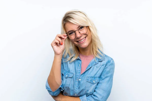 Mujer Rubia Joven Sobre Fondo Blanco Aislado Con Gafas Feliz — Foto de Stock