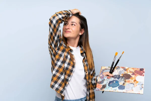 Joven Pintora Mujer Sobre Fondo Azul Aislado Dado Cuenta Algo — Foto de Stock