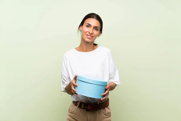 Giovane Donna Sfondo Verde Isolato Possesso Scatola Regalo — Foto Stock