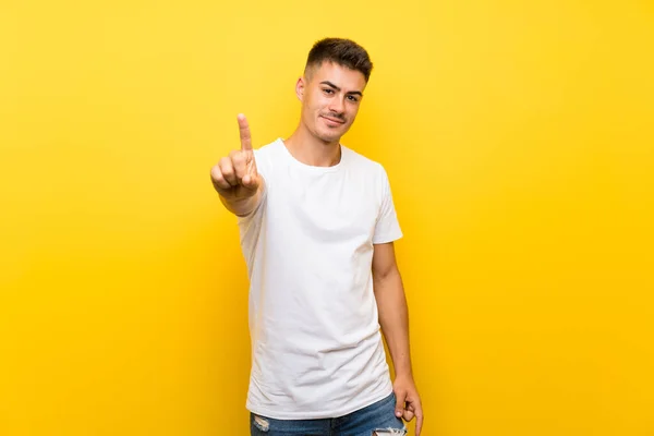 Junger Schöner Mann Auf Isoliertem Gelben Hintergrund Der Einen Finger — Stockfoto
