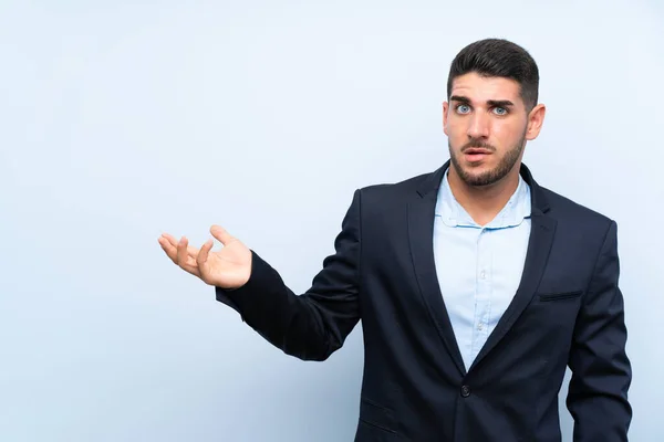 Hombre Guapo Sobre Fondo Azul Aislado Haciendo Gesto Dudas — Foto de Stock