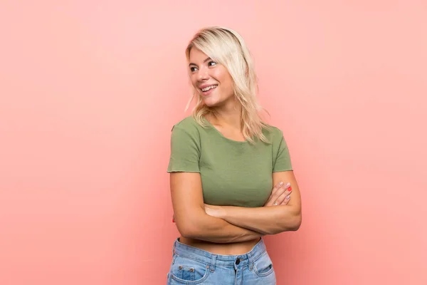 Jong Blond Vrouw Geïsoleerde Roze Achtergrond Gelukkig Glimlachen — Stockfoto