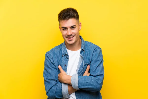 Junger Gutaussehender Mann Über Isoliertem Gelben Hintergrund Lacht — Stockfoto