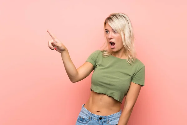 Young Blonde Woman Isolated Pink Background Pointing Away — Stock Photo, Image