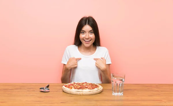 Junge Frau Mit Einer Pizza Mit Überraschendem Gesichtsausdruck — Stockfoto