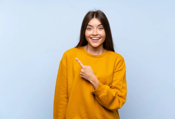 Kaukasische Jonge Vrouw Geïsoleerde Blauwe Muur Wijzende Vinger Aan Zijkant — Stockfoto