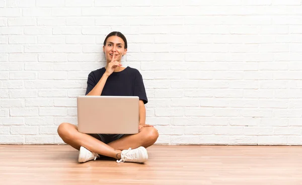 Νεαρή Γυναίκα Ένα Φορητό Υπολογιστή Που Κάθεται Στο Πάτωμα Κάνοντας — Φωτογραφία Αρχείου