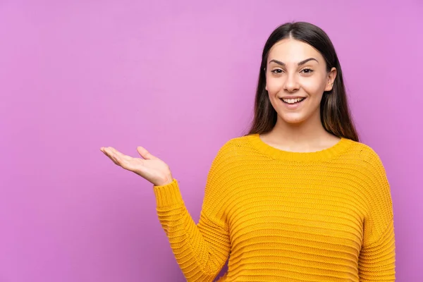 Mujer Joven Sobre Fondo Púrpura Aislado Sosteniendo Copyspace Imaginario Palma —  Fotos de Stock