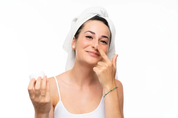 Jeune femme avec hydratant sur fond blanc isolé — Photo