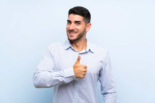 Caucásico Guapo Hombre Sobre Aislado Azul Fondo Dando Pulgar Hacia —  Fotos de Stock