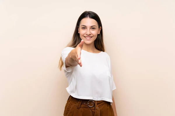 Jong Brunette Vrouw Geïsoleerde Achtergrond Schudden Handen Voor Het Sluiten — Stockfoto