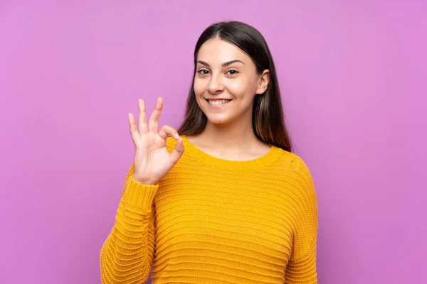 Jonge Vrouw Geïsoleerde Paarse Achtergrond Tonen Een Teken Met Vingers — Stockfoto