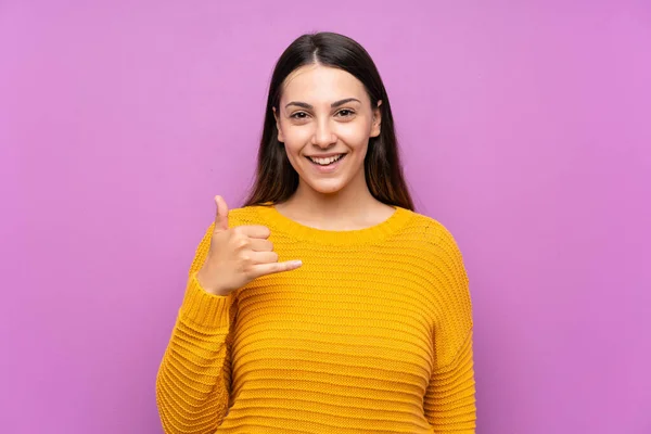 Jonge Vrouw Geïsoleerde Paarse Achtergrond Maken Telefoon Gebaar — Stockfoto