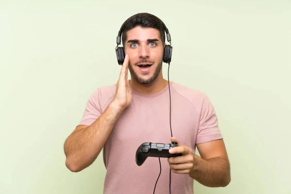 Junger Gutaussehender Mann Spielt Mit Videospiel Controller Über Isolierte Grüne — Stockfoto