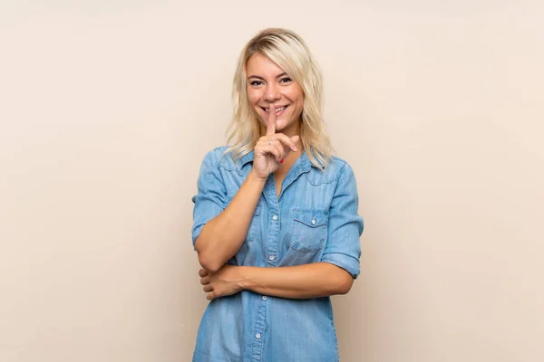 Young Blonde Woman Isolated Background Doing Silence Gesture — Stock Photo, Image