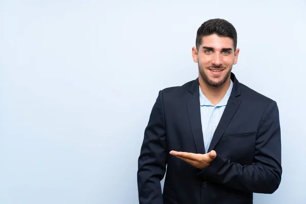 Hombre Guapo Sobre Fondo Azul Aislado Presentando Una Idea Mientras — Foto de Stock