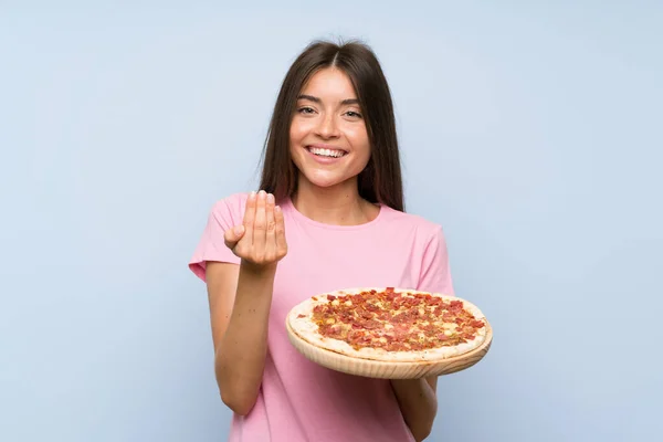 Jovencita Bonita Sosteniendo Una Pizza Sobre Una Pared Azul Aislada — Foto de Stock