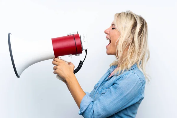 Jong Blond Vrouw Geïsoleerde Wit Achtergrond Schreeuwen Door Een Megafoon — Stockfoto