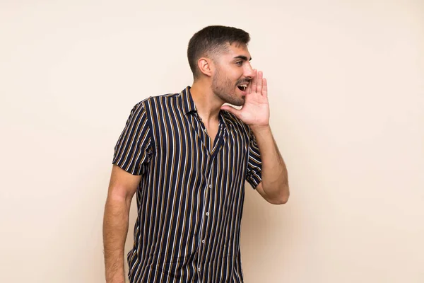 Hombre Guapo Con Barba Sobre Fondo Aislado Gritando Con Boca — Foto de Stock