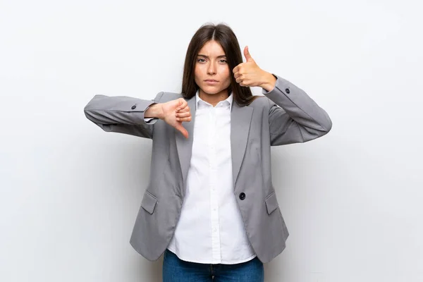 Junge Geschäftsfrau Vor Isoliertem Weißen Hintergrund Die Ein Gutes Schlechtes — Stockfoto