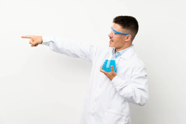年轻的科学实验室瓶子盖在孤立的背景上 手指指向侧面 — 图库照片