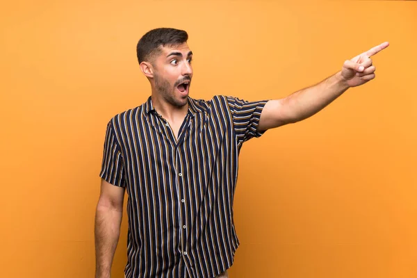 Beau Homme Avec Barbe Sur Fond Isolé Pointant Doigt — Photo