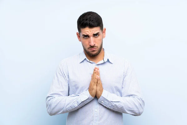 Caucásico Guapo Hombre Sobre Aislado Azul Fondo Suplicando —  Fotos de Stock