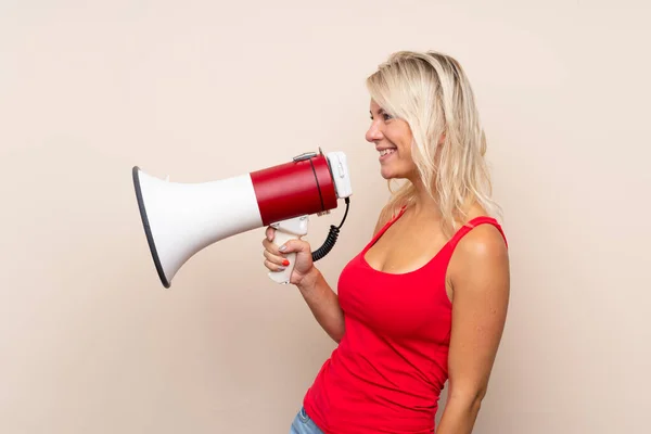 Jovem Loira Sobre Fundo Isolado Gritando Através Megafone — Fotografia de Stock