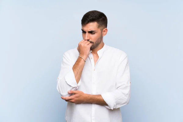 Knappe Man Met Baard Geïsoleerde Blauwe Achtergrond Heeft Twijfels — Stockfoto