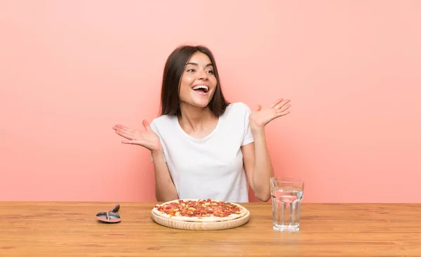 Junge Frau Mit Einer Pizza Mit Überraschendem Gesichtsausdruck — Stockfoto