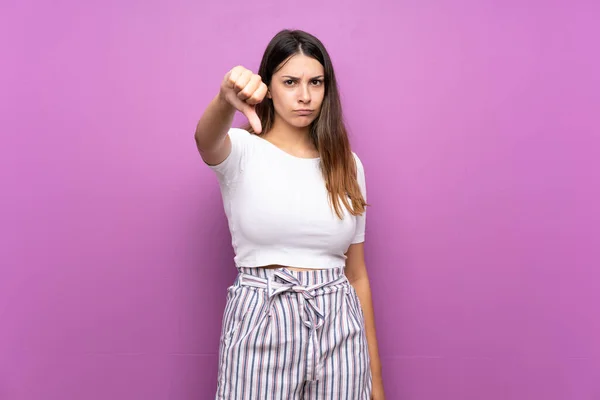 Giovane Donna Sfondo Viola Isolato Mostrando Pollice Verso Basso Con — Foto Stock