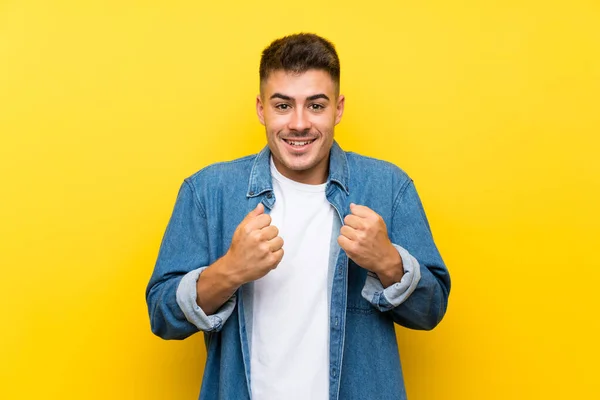 Junger Gutaussehender Mann Auf Gelbem Hintergrund Feiert Einen Sieg — Stockfoto