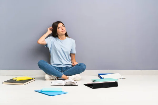 Mujer Estudiante Joven Con Muchos Libros Suelo Que Tiene Dudas — Foto de Stock