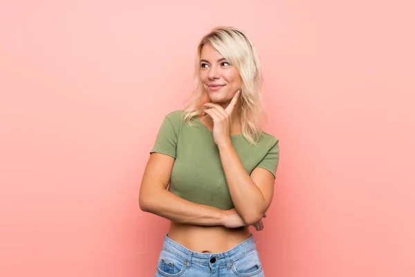 Young Blonde Woman Isolated Pink Background Thinking Idea While Looking — ストック写真