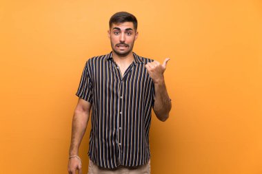 Sakallı, sakallı, soyutlanmış, mutsuz ve yanını gösteren yakışıklı bir adam.