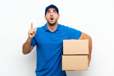 İşaret parmağı ile işaret izole beyaz arka plan üzerinde Teslimat adam harika bir fikir